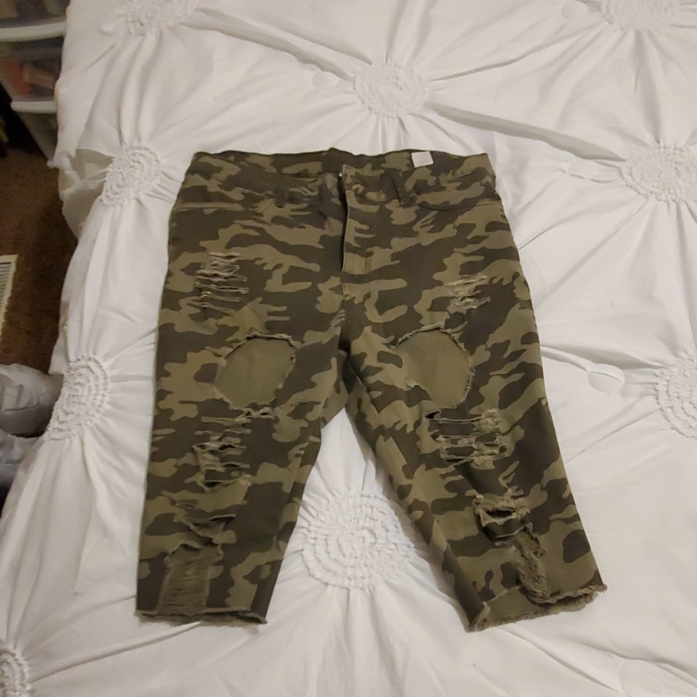 Shorts - Picture 3 of 3